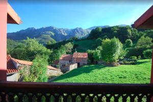 desde el balcón de una localidad con montañas en Casa de Aldea La Redondiella, en Berodia