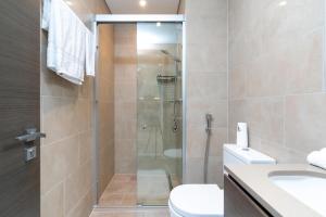 Ένα μπάνιο στο White Sage - Elegant Apartment With Unobstructed City Views