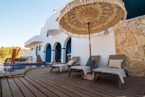 Część wypoczynkowa w obiekcie Large Villa on Ibiza West Coast with pool & sunset view - Nirvana