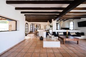 Telewizja i/lub zestaw kina domowego w obiekcie Large Villa on Ibiza West Coast with pool & sunset view - Nirvana