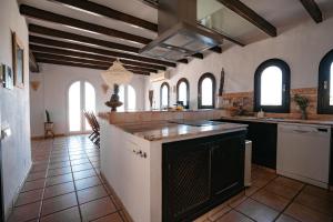 Kuchnia lub aneks kuchenny w obiekcie Large Villa on Ibiza West Coast with pool & sunset view - Nirvana