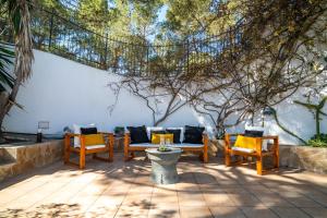 Patio lub wspólna przestrzeń na świeżym powietrzu w obiekcie Large Villa on Ibiza West Coast with pool & sunset view - Nirvana