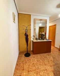 une pièce avec un vase avec un parapluie sur le sol dans l'établissement Rooms in Valencia Great Location in Shared Apartment, à Valence