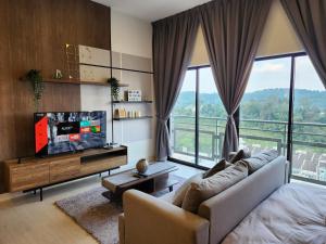 ein Wohnzimmer mit einem Sofa und einem Flachbild-TV in der Unterkunft Taman Equine Comfy Studio#Greenery View#4 pax#Aeon Mall in Seri Kembangan