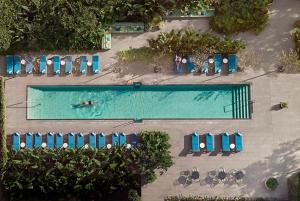 una vista aérea de una piscina con una persona nadando en Grand Hyatt Barcelona, en Barcelona