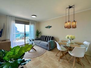 a living room with a table and a couch at Esmeralda Suites 21º piso in Calpe