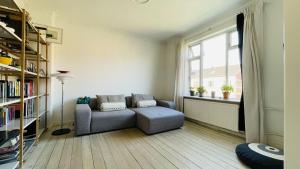 sala de estar con sofá y ventana en ApartmentInCopenhagen Apartment 1534 en Copenhague