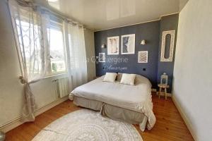 um quarto com uma cama e uma janela em FM42 - À Ciel Ouvert Maison avec grande veranda et jardin em Friaucourt