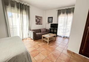 Televízia a/alebo spoločenská miestnosť v ubytovaní Apartamentos Villa Torcal
