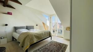 um quarto com uma cama e uma grande janela em ApartmentInCopenhagen Apartment 1534 em Copenhague