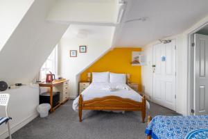 Ένα ή περισσότερα κρεβάτια σε δωμάτιο στο Seaspray Guest House