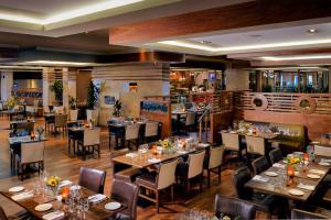 Um restaurante ou outro lugar para comer em Camden Court Hotel