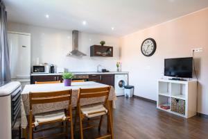 a kitchen and dining room with a table and a tv at Apartamento Cangas Relax in Cangas de Onís