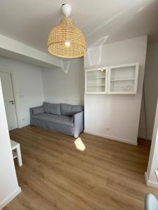 Tempat tidur dalam kamar di Carcavelos Beach walking distance room in shared apartment