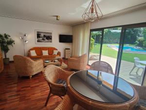 Der Swimmingpool an oder in der Nähe von Elegant and Peaceful Aparments with Pool and Garden