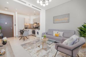 Posezení v ubytování White Sage - Elegant Apartment With Unobstructed City Views