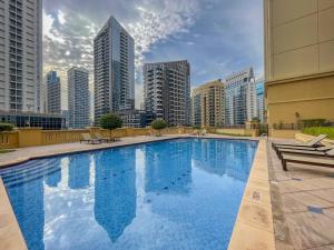 Bazén v ubytování Dominant View of Dubai Marina nebo v jeho okolí
