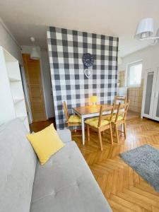 uma sala de estar com um sofá e uma mesa em Cozy studio apartment Yellow in Gdansk Wrzeszcz em Gdansk