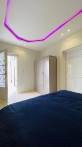 ein Schlafzimmer mit einem Bett mit einer violetten Decke in der Unterkunft شاليه الماسيه خاص و مميز بأحدث المواصفات لنصنع الجمال بعينه in Riad