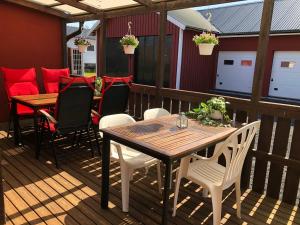 un patio con mesa y sillas en una terraza en Nila's Stuga, en Diö