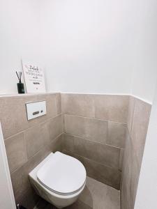 ein Bad mit einem weißen WC in einem Zimmer in der Unterkunft Charming Three Bedrooms apartment near Vienna Central Station in Wien