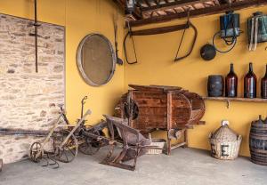 une chambre avec un miroir et un vélo contre un mur dans l'établissement Bargiolina, à Barge