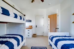 Carlton Landing Home with Poolside Lake View!にあるベッド