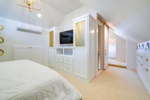 Carlton Landing Home with Poolside Lake View!にあるベッド