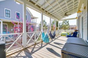 Carlton Landing Home with Poolside Lake View!にあるバルコニーまたはテラス