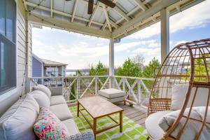 Carlton Landing Home with Poolside Lake View!にあるバルコニーまたはテラス