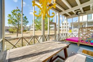 Carlton Landing Home with Poolside Lake View!にあるバルコニーまたはテラス