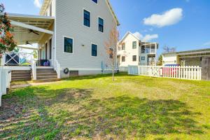 Carlton Landing Home with Poolside Lake View!にある庭