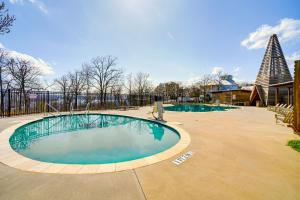 Carlton Landing Home with Poolside Lake View!の敷地内または近くにあるプール