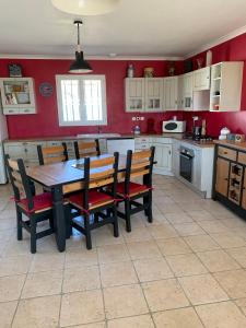 Kuchyňa alebo kuchynka v ubytovaní Villa sud de la France avec piscine privée