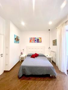 Un dormitorio con una cama con almohadas rojas. en Dimora Poseidon, en Tropea