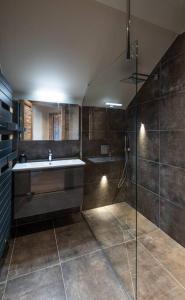 duża łazienka z umywalką i prysznicem w obiekcie Luxueux chalet avec vue sur les pistes et le Hohneck w mieście Le Tholy