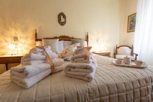 a pile of towels are stacked on a bed at Casa Vacanze Kennedy in Favara