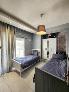 - une chambre avec 2 lits et une fenêtre dans l'établissement Second Home, à Amman