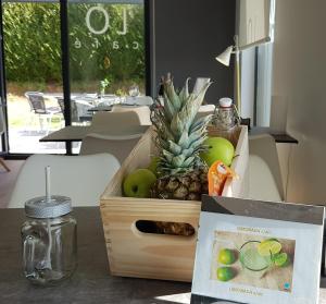 una caja de fruta de madera sobre una mesa con un libro en Pensión LO en O Pedrouzo