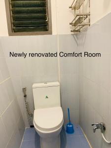 uma casa de banho com WC e um novo quarto confortável renovado em Romblon Transient House em Romblon