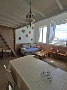 ein Wohnzimmer mit einem Sofa und einem Tisch in der Unterkunft SPACIEUX APPARTEMENT FRONT DE MER in Saintes-Maries-de-la-Mer