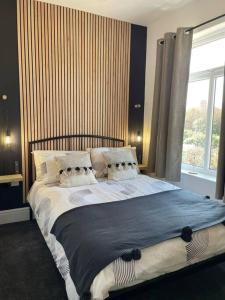1 cama grande en un dormitorio con ventana en Modern 2 bedroom beach house en Cleethorpes