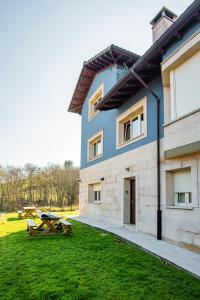 a blue building with a picnic table in front of it at Apartamento Cangas Relax in Cangas de Onís