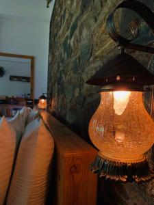 eine Lampe auf einem Holztisch in der Unterkunft The Symbol of Ella in Ella