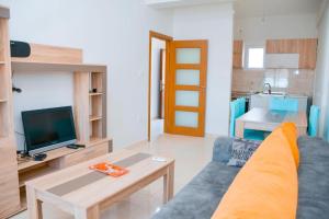 比耶拉的住宿－Apartmani Mili，客厅配有沙发和桌子