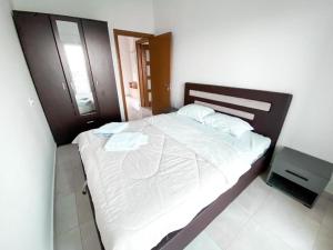 比耶拉的住宿－Apartmani Mili，卧室配有一张带白色床单和枕头的大床。