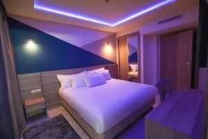 Giường trong phòng chung tại HOTEL BELLE VUE MEKNES