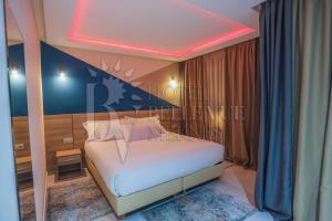 Giường trong phòng chung tại HOTEL BELLE VUE MEKNES