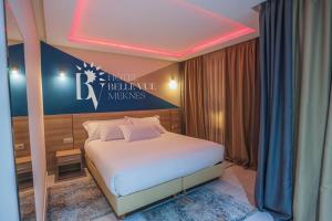 Giường trong phòng chung tại HOTEL BELLE VUE MEKNES
