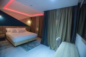 Giường trong phòng chung tại HOTEL BELLE VUE MEKNES